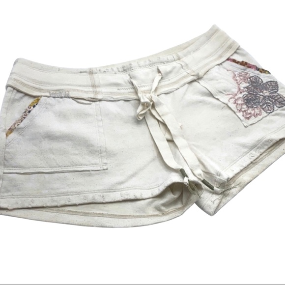 Miss Me Pants - Miss Me • Distressed Shorts w. Flower Embroidery